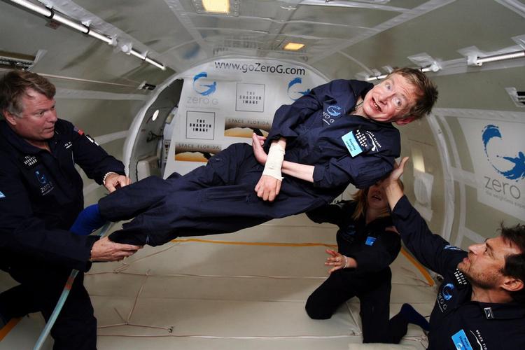 Stephen Hawking drømte lige til det sidste om at rejse ud i rummet og havde reserveret en tur med Richard Bransons ’Virgin Galactic’. Hans drøm gik ikke i opfyldelse, men i 2007 oplevede han at være vægtløs 12 gange ved en parabolflyvning. Uden kørestol og briller. Zero G/Ritzau Scanpix