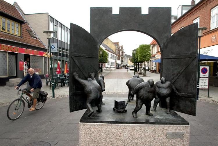 Keld Moseholm Jørgensens to skulpturer med små tykke mænd blev opført og indviet i 1992 i hver sin ende af Algade i Vordingborg i anledningen af etableringen af gågaden. Mads Winther