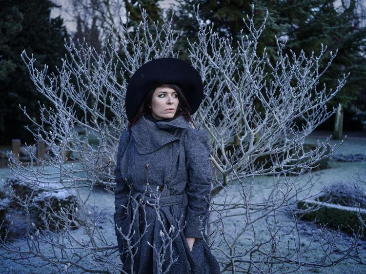 Kira Skov har skrevet ni sange om at miste, mindes og søge mening i det, der ingen mening giver.  Foto Mads Nissen