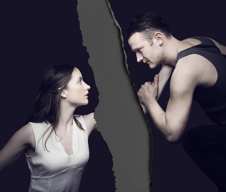 Maria (Isabel Schwartzbach) og Tony (Mathias Flint) vil så gerne have hinanden, men det koster blod og liv i 'West Side Story', som på fredag har premiere på Aarhus Teater.  Foto: Yellow1/Montgomery