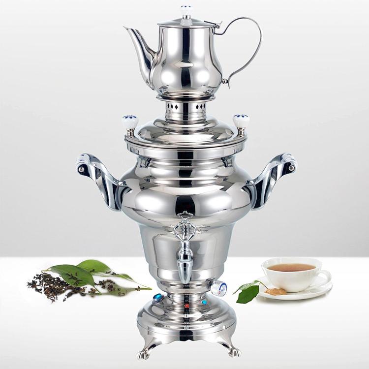 Samovarer findes i et væld af udgaver. Denne har en lille kande på toppen, som – ud over at dekorere – rummer koncentreret te. Man tager den ned og regulerer til ønsket styrke med kogende vand, som man tapper forrest på samovaren. Pr-foto