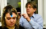 Zzz.  Peter Lund Madsen sætter elektroder på Anna Sofies hoved for at måle hendes hjerneaktivitet om natten.  Foto: DR Foto: DR