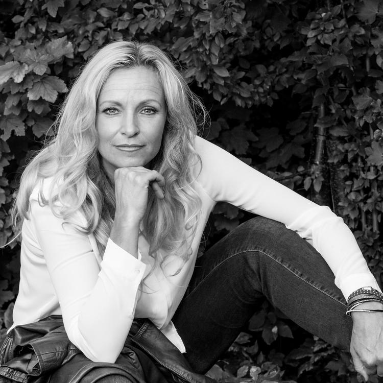 Siden sin officielle operadebut i sæsonen 1994-95, hvor hun på Det Ny Teater sang rollen som Adele i ’Flagermusen’, har Susanne Elmark  været en af Danmarks mest efterspurgte operasangerinder med talrige engagementer i både ind- og udland. Lars Andreas