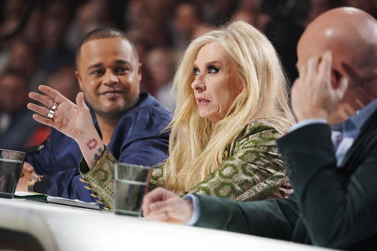 Den  borgerlige regering har kritiseret DR for at bringe for meget underholdning.  Måske var det derfor, DR allerede sidste år solgte ’X Factor’-showet til TV 2. Her giver Sanne Salomonsen kritik, mens Remee og Thomas Blachmann lytter. Arkivfoto: Martin Sylvest