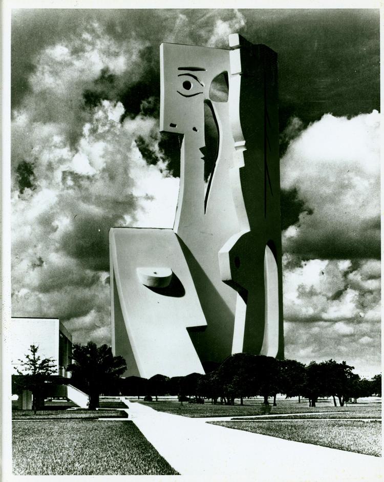 'Buste af en kvinde' af Pablo Picasso som den kunne have stået foran University of South Florida.  USF Speciel Collection Library 