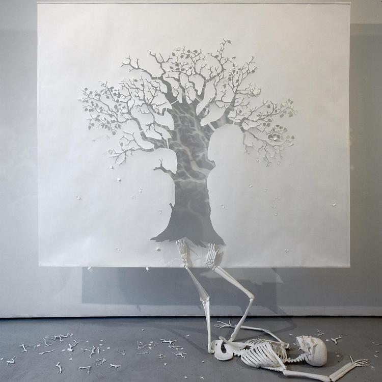 Måske er det syndefaldet, Peter Callesen skildrer i 'The Fall' fra 2008, hvor skelettet er i noget nær naturlig størrelse.   Peter Callesen