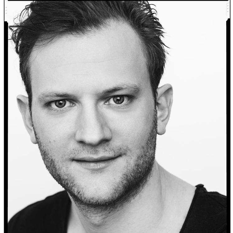 Mathias Flint er skuespiller og sanger. Uddannet fra Den Danske Scenekunstskole i 2016. Siden ansat ved Aarhus Teater. Har bl. a. medvirket i 'Les Miserables' og DR-serien 'Herrens Veje'. Aktuel i 'West Side Story' på Aarhus Teater.   Isak Hoffmeyer