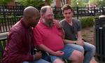 Homoerne Karamo Brown og Antoni Porowski giver Tom Jackson i midten gode råd. Netflix/Courtesy of Netflix