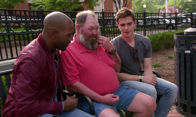 Homoerne Karamo Brown og Antoni Porowski giver Tom Jackson i midten gode råd. Netflix/Courtesy of Netflix
