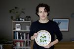 Da Andreas Kaas for nylig fyldte 25 år, fik han den Flora Danica-
tallerken, han har været vild med, siden han var 7.
 Finn Frandsen/POLFOTO