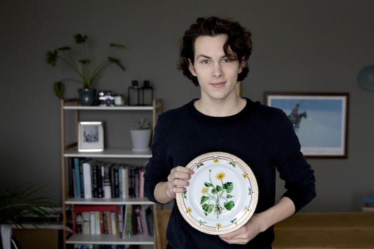 Da Andreas Kaas for nylig fyldte 25 år, fik han den Flora Danica-
tallerken, han har været vild med, siden han var 7.
 Finn Frandsen/POLFOTO