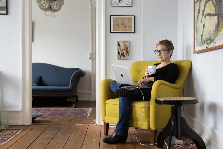 Ina-Miriam   Rosenbaum   overtog lænestolen efter forældrenes død og skulle lige vænne sig til, at det nu var hendes stol. Den blev  ombetrukket og lyser nu op som en glad sol i stuehjørnet. Peter Hove Olesen/POLFOTO