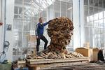Piet Hein Eek er en af Hollands bedst kendte designere, der er masser af råt træ og grove detaljer i hans univers. Pr-foto