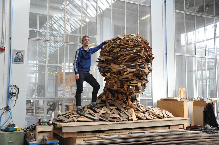Piet Hein Eek er en af Hollands bedst kendte designere, der er masser af råt træ og grove detaljer i hans univers. Pr-foto