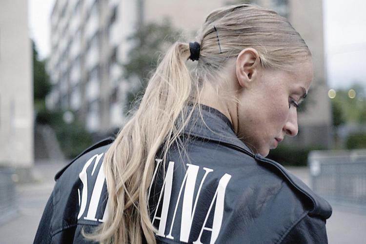 Silvana Imam bruger sin feminisme og antiracisme i sit liv som kunstner.   Foto fra filmen