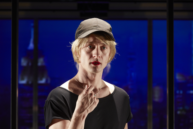 Som soldaten Bradley går Anders Budde Christensen i lækage-aktion for at redde sit land for til sidst at springe ud som blondinen Chelsea. Bjarne Maccarthy