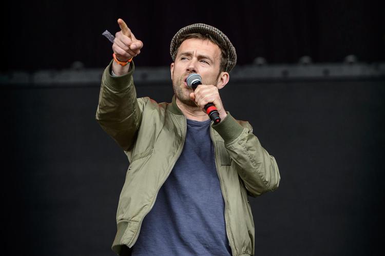 Damon Albarn dannede sammen med Graham Coxon i 1990’erne bandet Blur, der konkurrerede med Oasis om  førstepladsen på hitlisterne og om at sætte dagsordenen for den globale kulturstorm britpop.   Foto: Jonathan Short/Invision/AP/AP