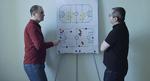 Den rumænske bureaukrat Laurentiu  Ginghina forklarer sine teorier for  fodboldspillet til instruktøren Corneliu Porumboiu i dokumentarfilmen ’Infinite footbal’.  Foto fra filmen
