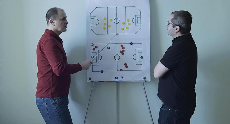 Den rumænske bureaukrat Laurentiu  Ginghina forklarer sine teorier for  fodboldspillet til instruktøren Corneliu Porumboiu i dokumentarfilmen ’Infinite footbal’.  Foto fra filmen