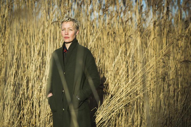 Debutanten Silja E.K. Henderson har lavet en bog om tidens store kriser. Desværre gør bogen alting rigtigt, og det er ikke nødvendigvis en god ting. Mads Holm
