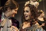 Miriam Alexandra Hoff og Lydia Hoen Tjore som Ruggiero og Alcina i Operaakademiets forestilling.  Foto: Tine Sletting