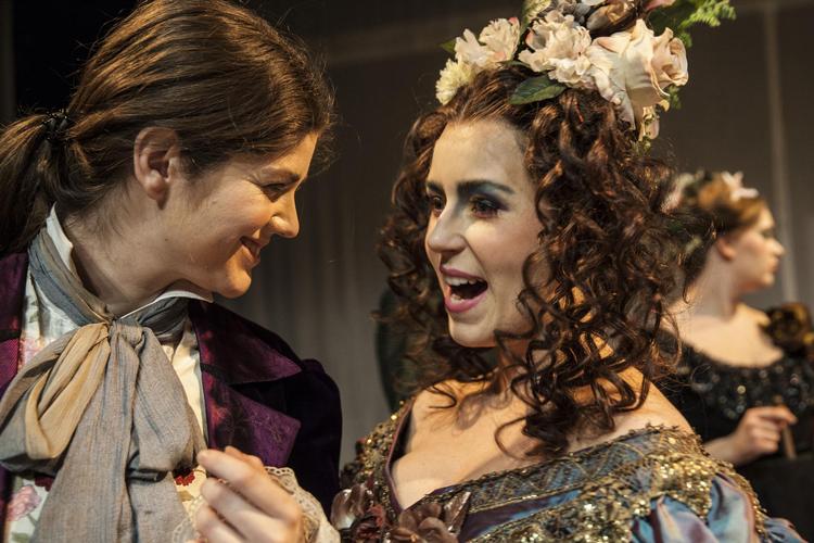 Miriam Alexandra Hoff og Lydia Hoen Tjore som Ruggiero og Alcina i Operaakademiets forestilling.  Foto: Tine Sletting