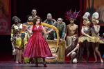  Operasangeren Serena Malfi i Mozarts ’Così fan tutte’ på The Met foran forestillingens ægte sideshow-freaks fra Coney Island.
  Marty Sohl