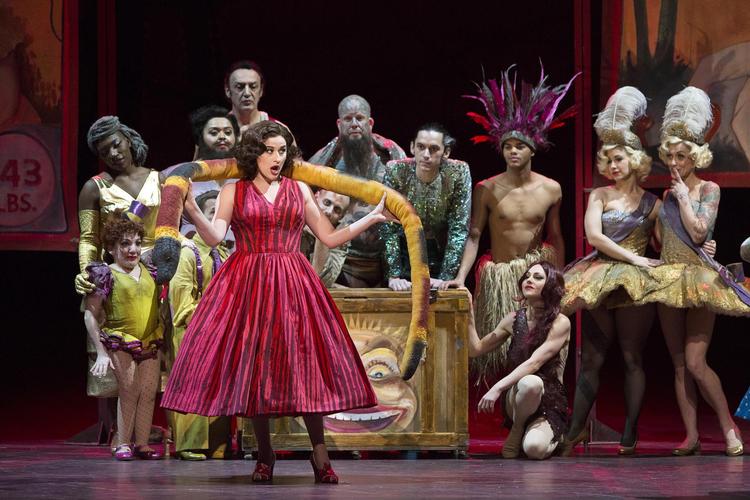  Operasangeren Serena Malfi i Mozarts ’Così fan tutte’ på The Met foran forestillingens ægte sideshow-freaks fra Coney Island.
  Marty Sohl