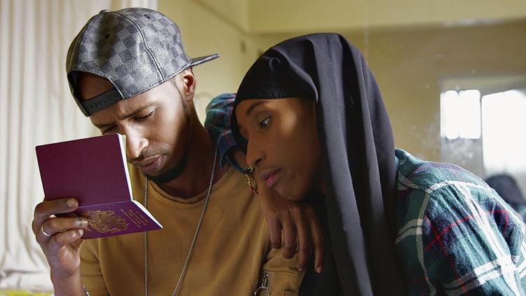 I sit ufrivillige eksil i Kenya får Mohammed besøg af sin hustru Fathi og deres lille søn. I modsætning til Mohammed har moren og sønnen britisk statsborgerskab. Mohammed er statsløs. Foto: 
 Foto fra filmen