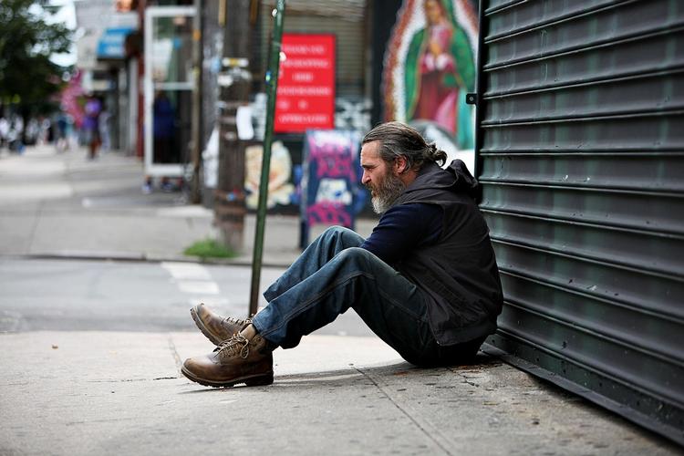 Filmen ’You Were Never Really Here’ med Joaquin Phoenix i rollen som lejemorderen Joe er blevet kaldt det 21. århundredes svar på instruktør Martin Scorseses klassiker ’Taxi Driver' fra 1976. I begge film er hovedrollen en brutal og traumatiseret krigsveteran.  Foto: Scanbox