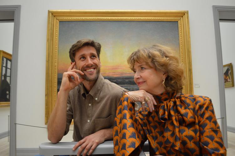 Kunstekspert Bente Scavenius og vært Mikkel Fønsskov gør i  ’Kunsten at blive snydt’ quizdeltagerne til kunstdetektiver. Foto Lasse Egeskov