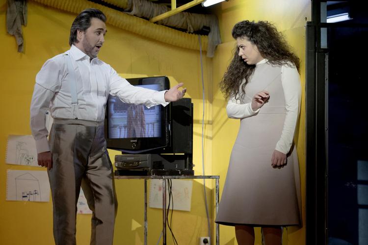 Kynisk. Den russiske tenor Alexey Tatarintsev som hertugen, der skrupelløst forfører Rigolettos datter Gilda sunget af Bianca Tognocchi. Foto: Malin Arnesson
 Foto: Malin Arnesson