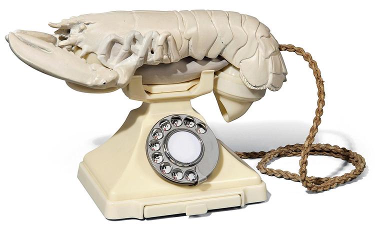 Dalí lavede i alt 11 hummertelefoner. De er ikke helt ens, og derfor anses de alle som værende unikke.    Christie's