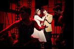 Kærligheden  vinder på flere måder over bandekrigen  i ’West Side Story’, hvor Aarhus og  Aalborg Teater er gået sammen om at  fejre Leonard Bernsteins 100-års dag.  Foto: Emilia Therese Foto Emilia Therese