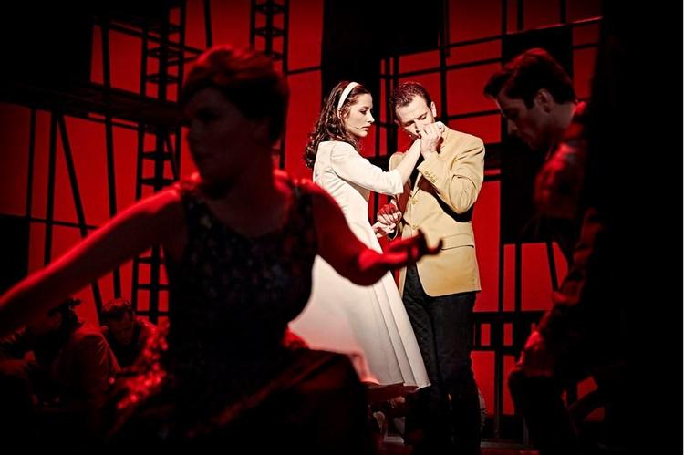 Kærligheden  vinder på flere måder over bandekrigen  i ’West Side Story’, hvor Aarhus og  Aalborg Teater er gået sammen om at  fejre Leonard Bernsteins 100-års dag.  Foto: Emilia Therese Foto Emilia Therese