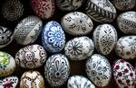 Teodora Kaczmarczyk bor i Horsens og fremstiller kunstfærdige påskeæg hele året. De er inspireret af de eksklusive Fabergé-æg med guld og diamanter, som i slutningen af 1800-tallet blev udvekslet mellem fyrster og konger. Rasmus Baaner/POLFOTO