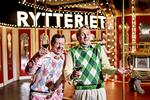 Tivolis nye ejere, Poul og Fritz, skåler på en mere stilfuld fremtid for den gamle have, nu hvor billetprisen bliver sat op til  30-40.000 kroner. Bax Lindhardt