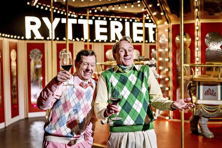 Tivolis nye ejere, Poul og Fritz, skåler på en mere stilfuld fremtid for den gamle have, nu hvor billetprisen bliver sat op til  30-40.000 kroner. Bax Lindhardt