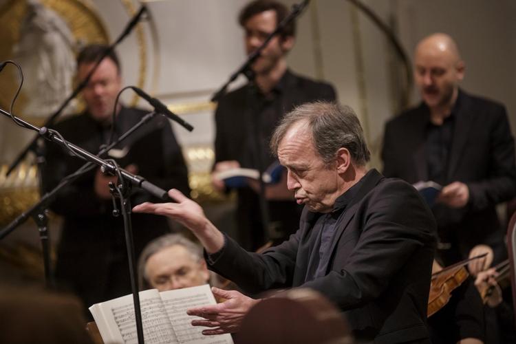 Lars Ulrik Mortensen dirigerede sine specialiserede barokmusikere og håndplukkede internationale sangere på vej på turné til Tyskland og Holland i påskedagene. Mads Nissen