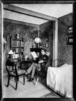 En sand gentleman er belæst. Her ses bogholderen Aage Jacobsen i sin ungkarlehybel i 1892 med Goethe i den ene hånd og et godt stykke tobak i den anden. Fra bogen