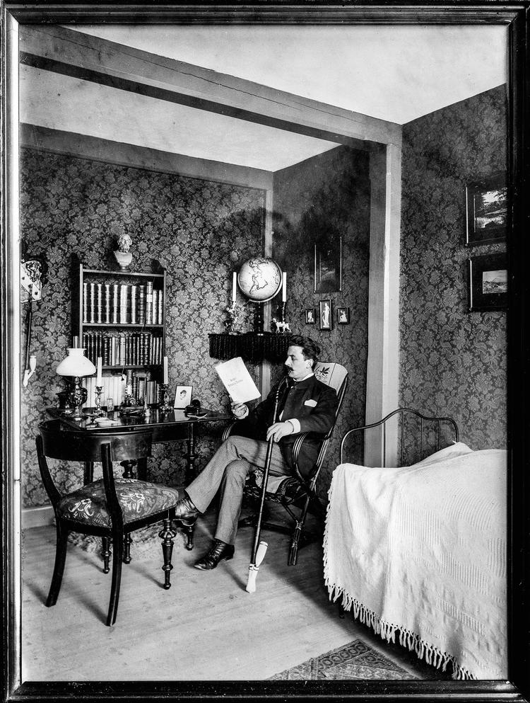 En sand gentleman er belæst. Her ses bogholderen Aage Jacobsen i sin ungkarlehybel i 1892 med Goethe i den ene hånd og et godt stykke tobak i den anden. Fra bogen