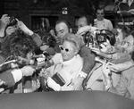 Den amerikanske  justitsminister John Mitchells hustru, Martha, var i 1970’erne kendt over hele USA. Da Watergate-skandalen brød ud, var Nixon og hans folk så bange for, at hun røbede noget, at de spærrede hende inde på et hotelværelse og dopede hende.  AP