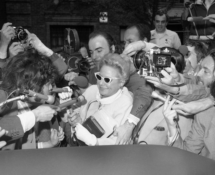 Den amerikanske  justitsminister John Mitchells hustru, Martha, var i 1970’erne kendt over hele USA. Da Watergate-skandalen brød ud, var Nixon og hans folk så bange for, at hun røbede noget, at de spærrede hende inde på et hotelværelse og dopede hende.  AP