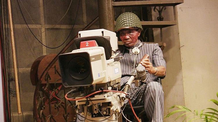 'The Act of Killing'. Oppenheimer afdækker folkemordet i Indonesien ved at lade datidens mordere genopføre deres uhyrligheder for filmholdet. /Foto fra bogen.