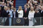 Donald Trump bliver sværget ind som USA’s 45. præsident.  Patrick Semansky/AP