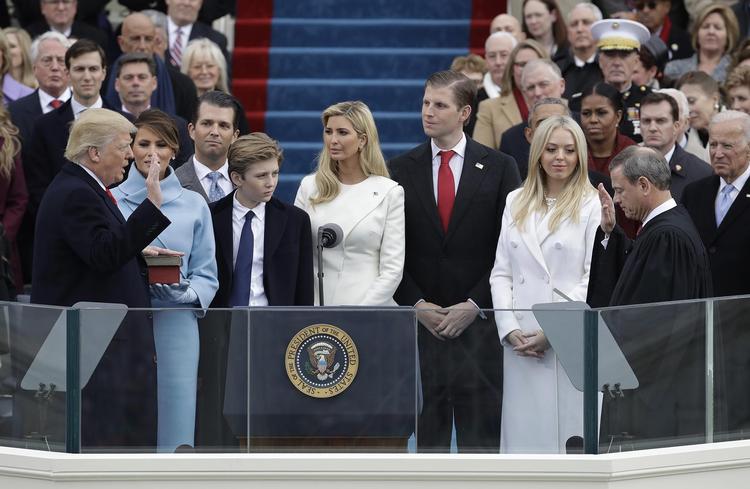 Donald Trump bliver sværget ind som USA’s 45. præsident.  Patrick Semansky/AP