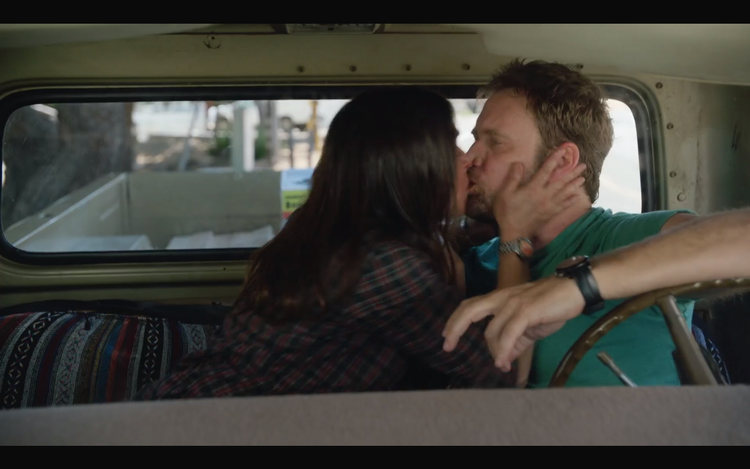 Det sker hurtigt og uventet. De skændes og forenes. Det hele er overraskende og modigt.  Fra filmen