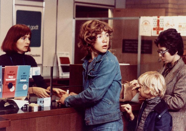 De seneste uger har  filmbørn fra 70’erne i flere medier  berettet om seksuelt misbrug i  forbindelse med filmproduktioner. Nu  vil en række partier have, at der skal  indhentes børneattester, når voksne i filmbranchen skal arbejde med børn. John Johansen/DFI