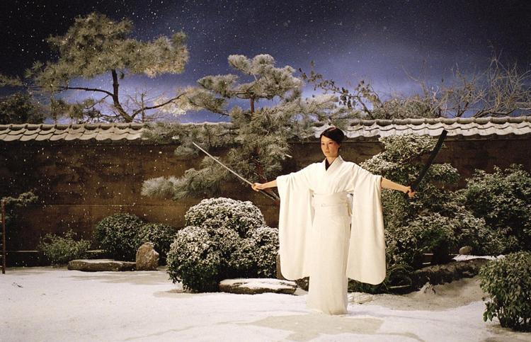 I ’Kill Bill 1’ kæmper The Bride (Uma 

Thurman) mod

O-Ren Ishii (Lucy Liu, billedet) 

i et stiliseret 

Production designerne bag var ægteparret David Wasco og Sandy Reynolds-Wasco. 
 Jyllands-Posten/Jyllands Posten
