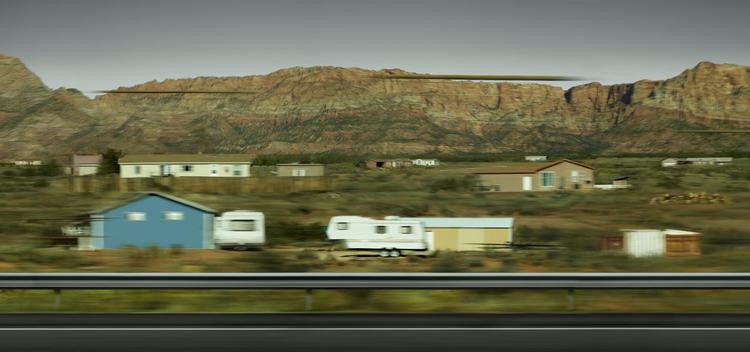 I Gurskys manipulerede verden kan det, som her på billedet ’Utah’ fra 2017, være oplevelsen af at køre i bil  og menneskets flygtige verden i kontrast til bjergenes bestandige, der fremvises.  Gursky/Hayward